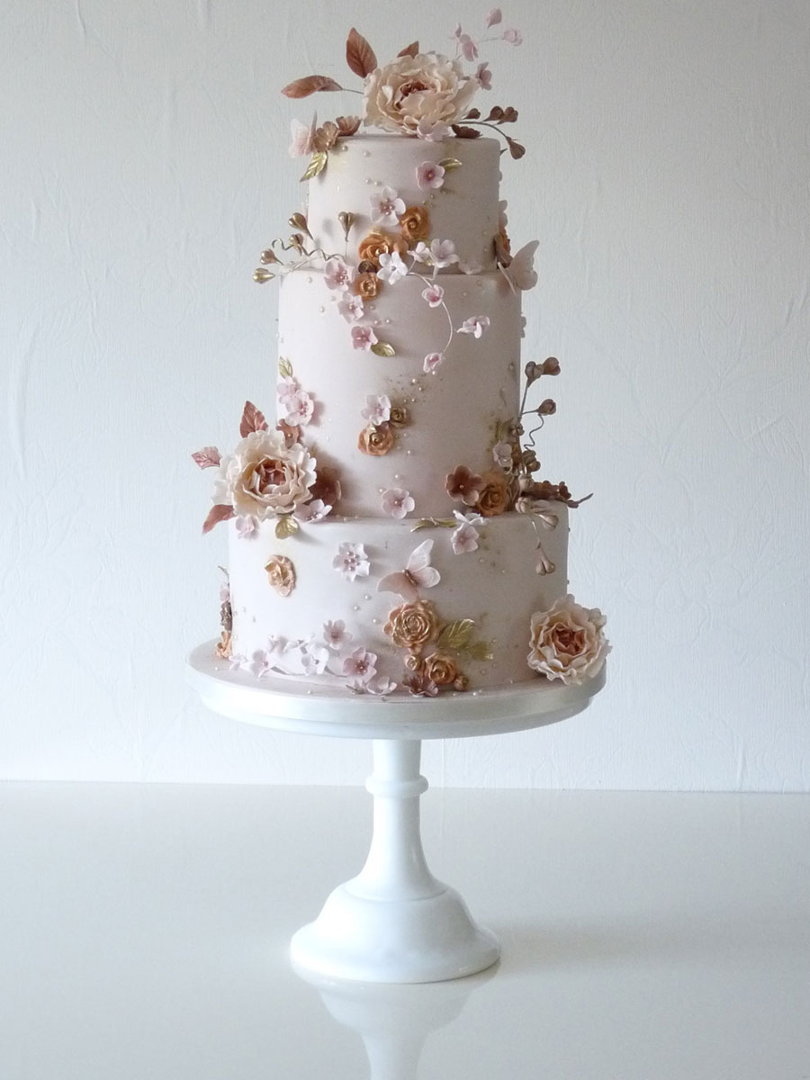 Rchelles Seecret Garden traditional wedding cake